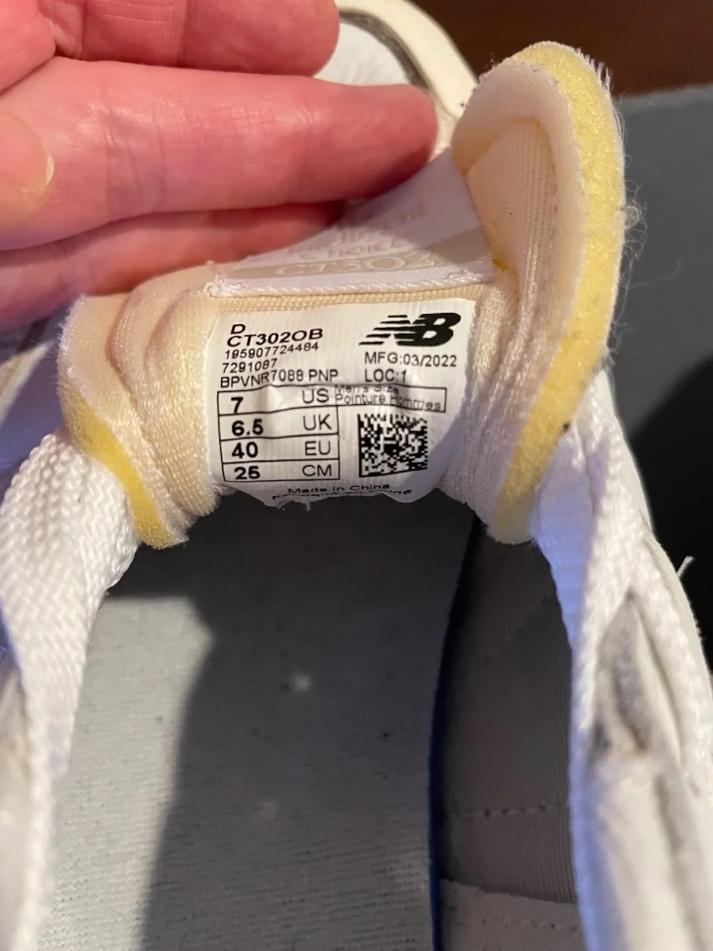 New Balance sneakers/ US 7/ cream white